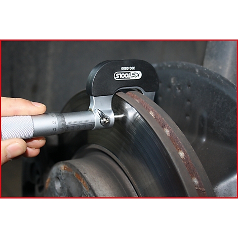 Nahaufnahme: Hand misst mit Messschieber die Bremsscheibe. Das Werkzeug ist von KSTOOLS.